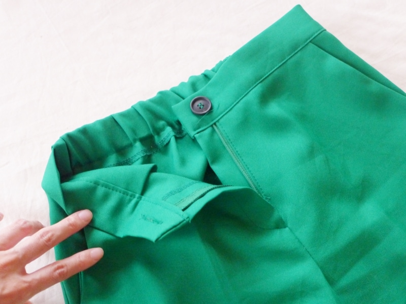 ウエストの後ろ側がゴムになっている