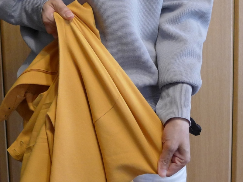 引っ張てみるとわかる、これだけ伸びる伸縮性ある素材