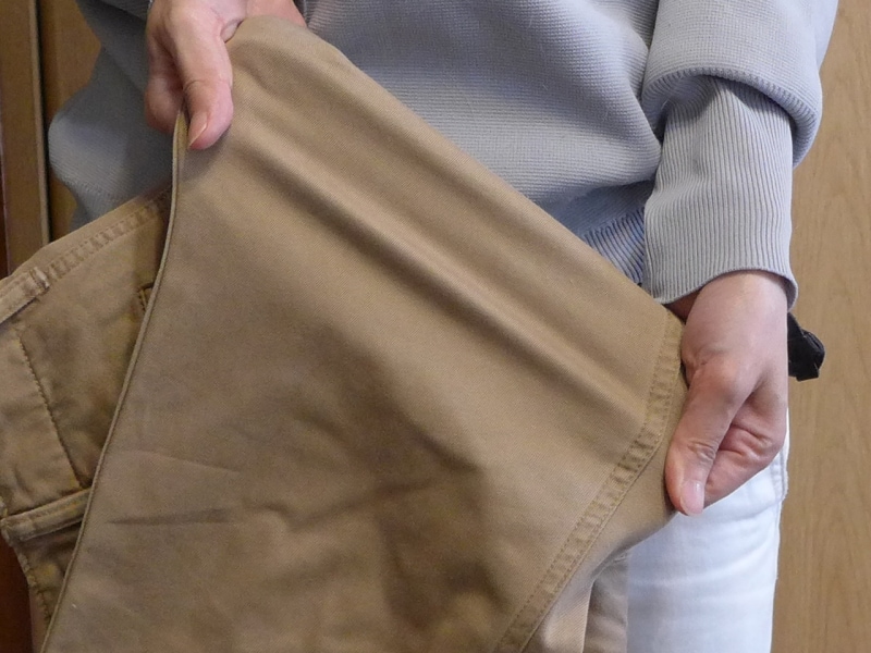 チノパンは引っ張てみましたが、ほとんど伸びません