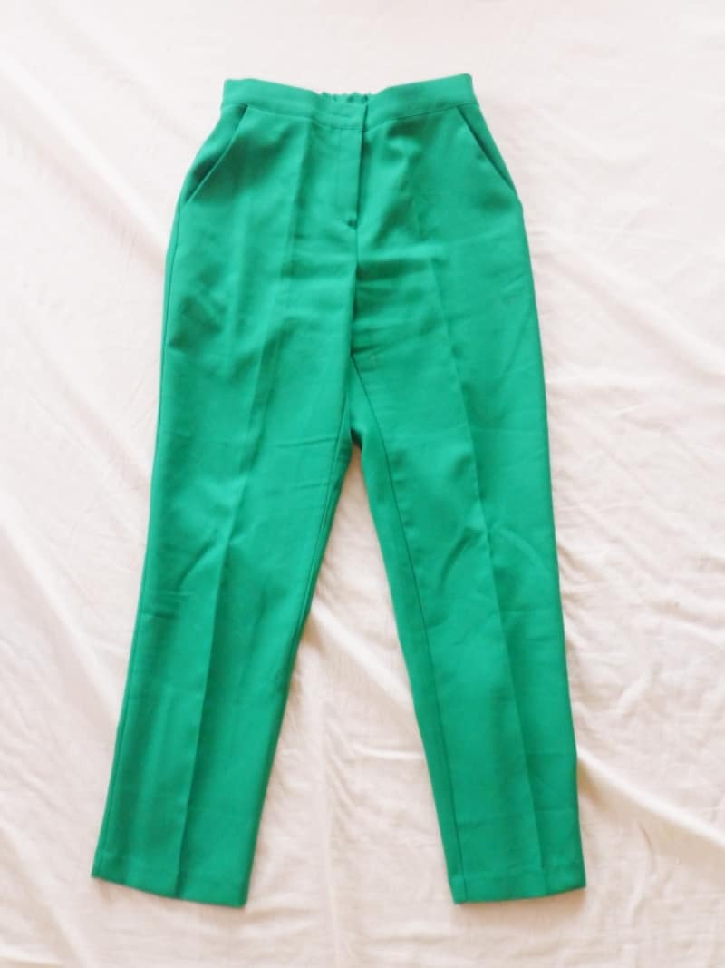 2回洗濯後の状態、センタープレスがとれかけているのと全体的にシワが出ています