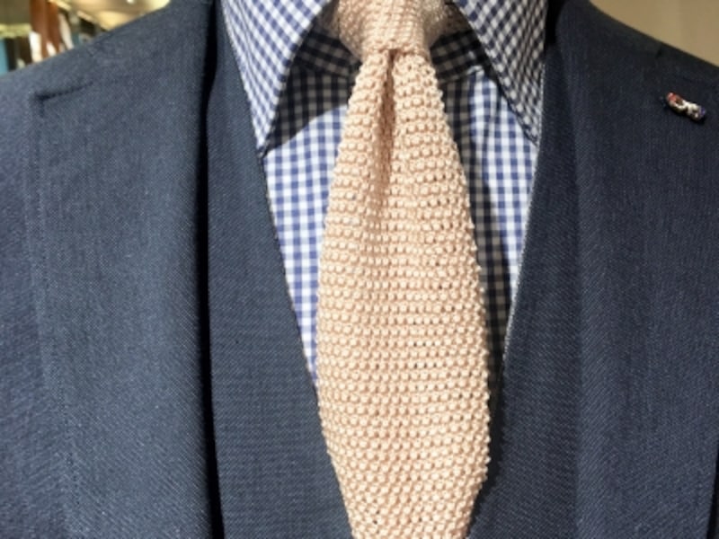 クリームベージュ色のニットタイ。ザックリした質感に加えてクリームベージュ色が季節感を演出してくれます。