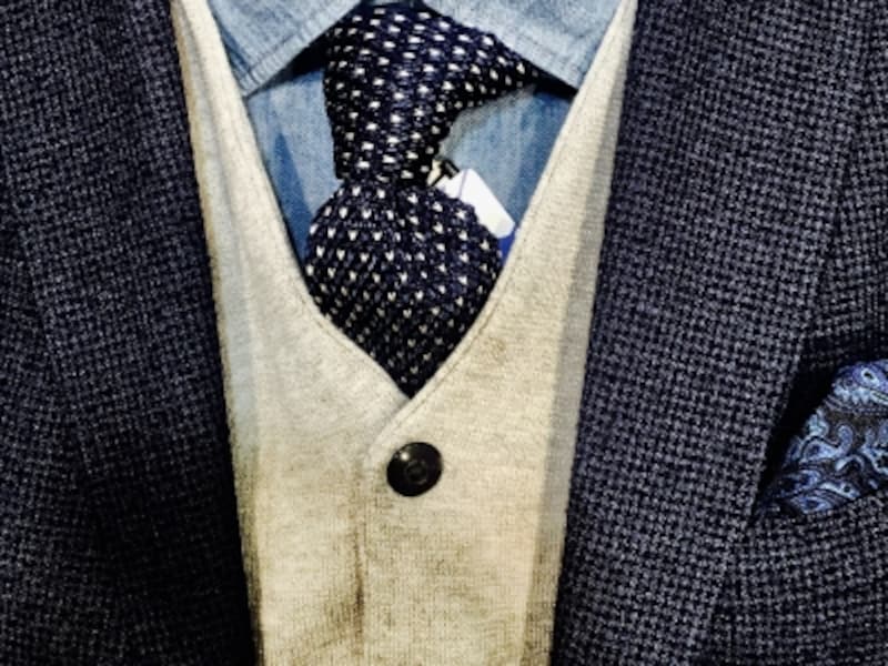 奥行きを感じさせるドッと柄と霜降りを重ねたニットタイ。無地以外もビジネス仕様です。