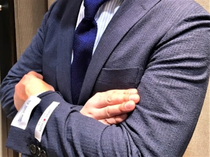 機能性サマージャケットに合わせたブルーのニットタイ。カジュアルなジャケットにはザックリしたネクタイが似合う！