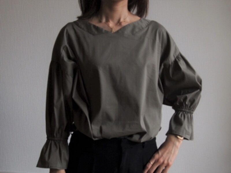 反対側はより首元が詰まってカジュアルな印象に