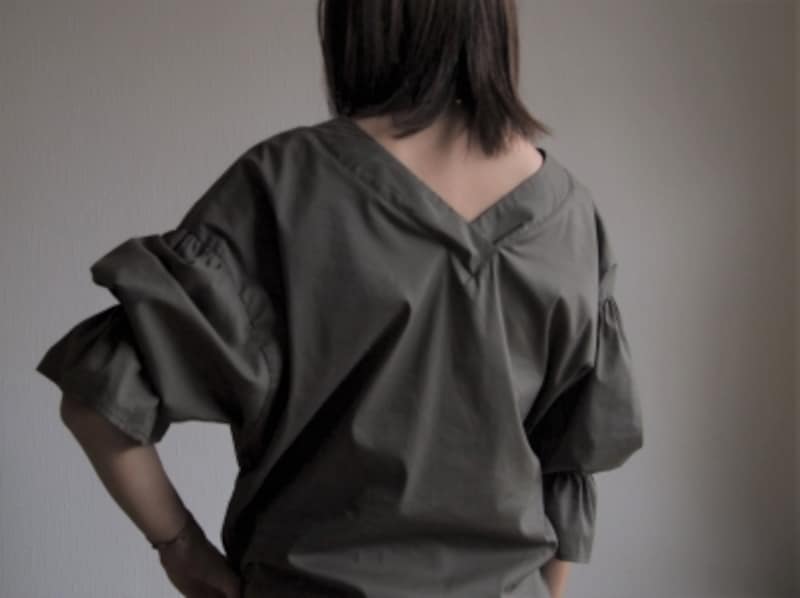 後ろの開きが深いデザインも気軽に楽しめるのは嬉しいオマケ