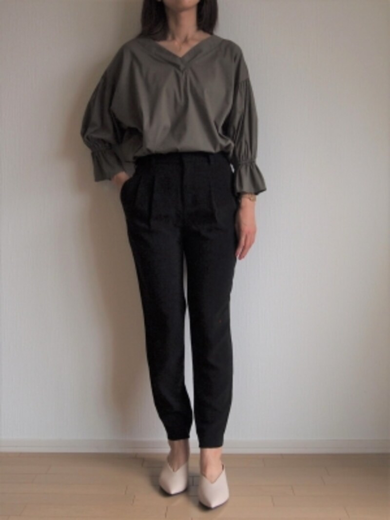 キレイめスタイルにも馴染むのは落ち着いた色合いのおかげ