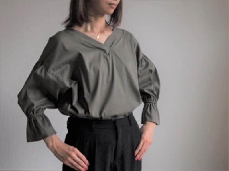 まずはそのまま着て、深めのＶネックでよりキレイめな印象に