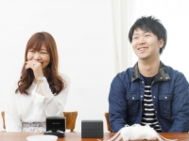 ブライダルリングの選び方について語るカップル