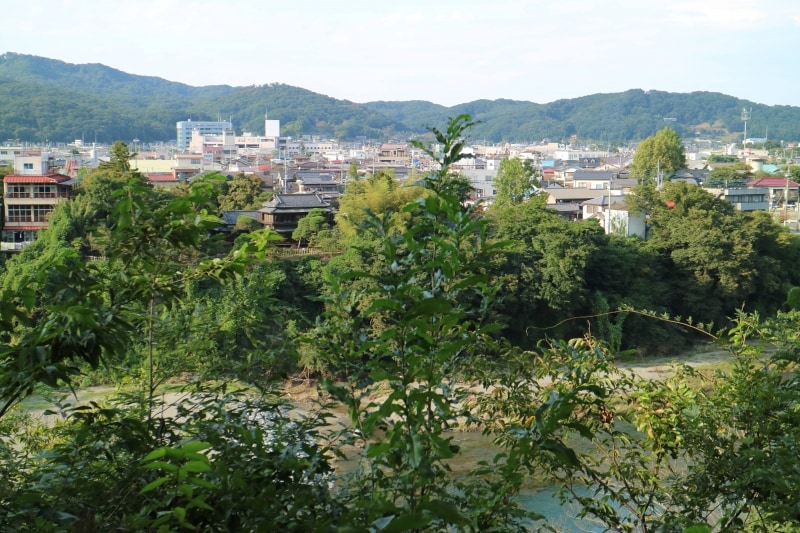 鉢形城公園から見下ろす荒川と寄居の街並