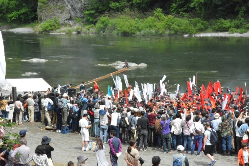 寄居北条まつりで行われる鉢形城の攻防戦