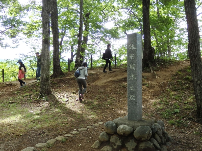 荒川沿いの切り立った崖に残る鉢形城本丸跡