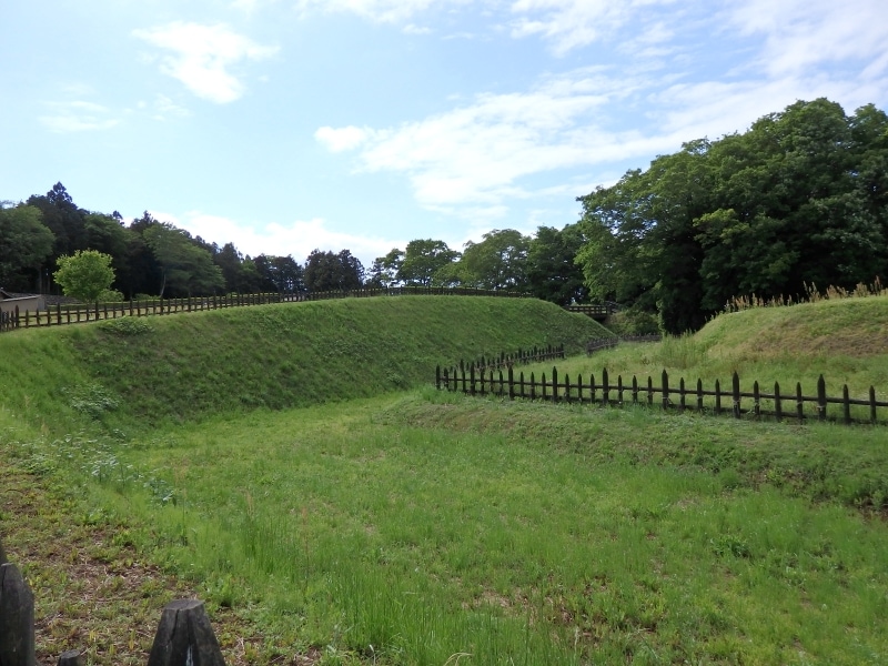 長い土塁が残る二の曲輪
