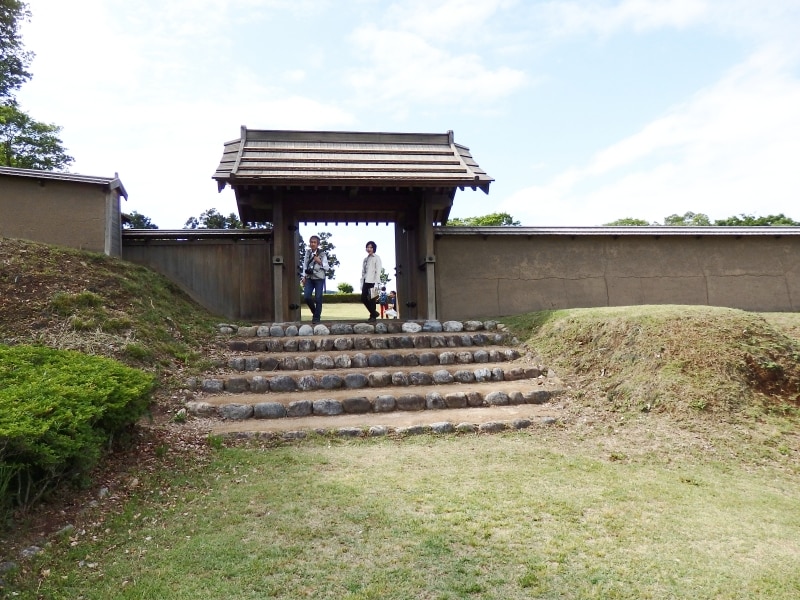三の曲輪に復元された四脚門