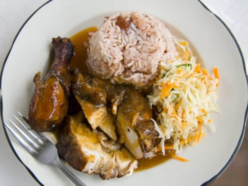 豆ご飯とチキン。ワンプレートの定食スタイルはカリブ海でおなじみ(C) The Jamaica Tourist Board