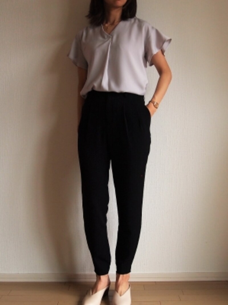 ルーズなトップスもウェストインすればお仕事着にもピッタリ