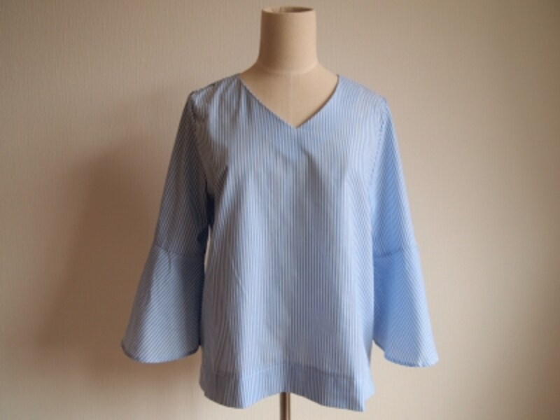 ベルスリーブの袖、ストライプ、刺繍、とトレンド要素が沢山