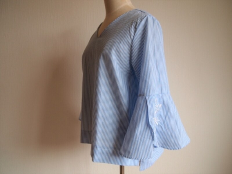 肘からラッパのように広がったシルエットの袖をベルスリーブと呼びます