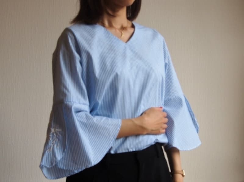 袖がベルスリーブな上に、スリットが入り刺繍が施されているのが特徴