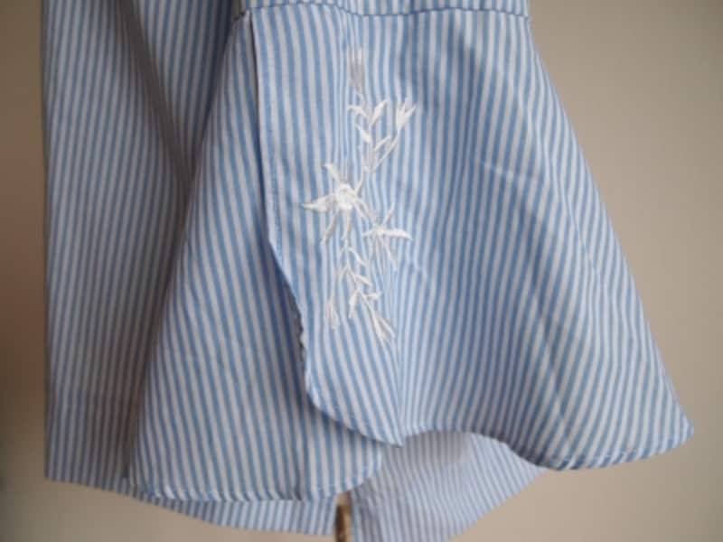 トレンドの刺繍モチーフでも、カラフルかシックか、の違いが大人に似合うかどうかの分かれ目です