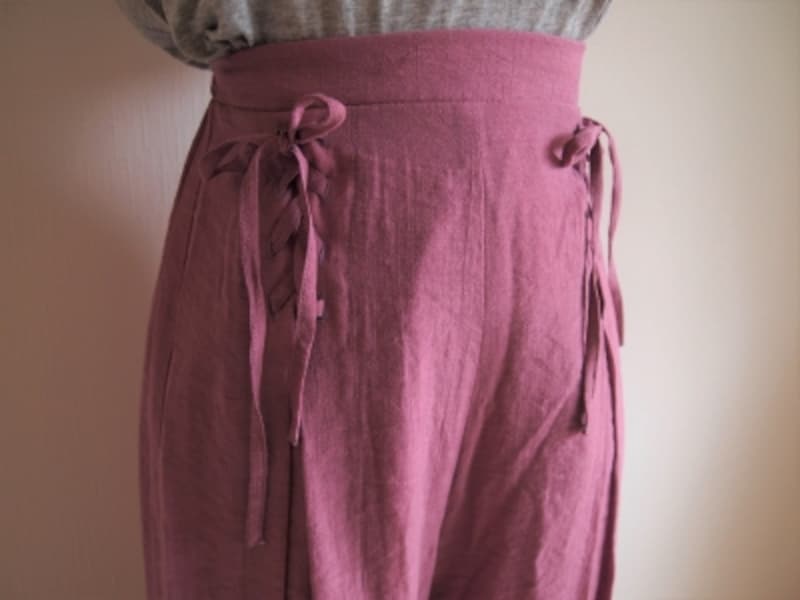 編み上げはトレンドの一つでもあり、実用性もルックスも兼ね備えた一枚です