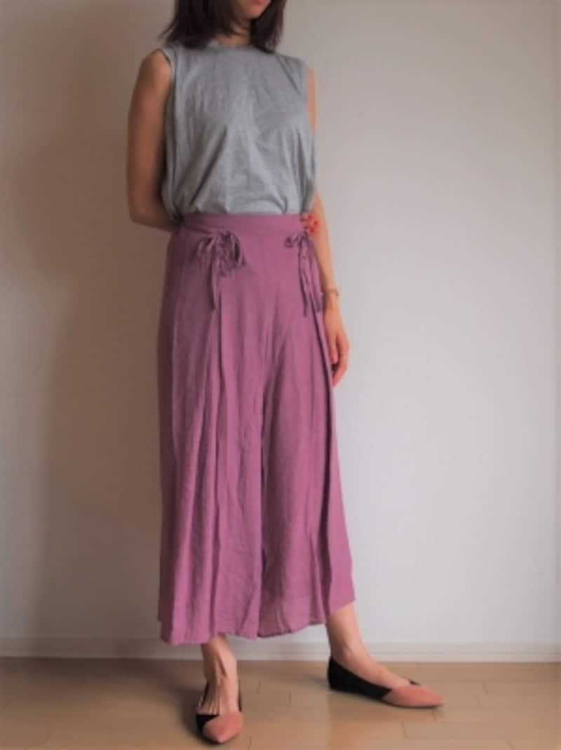 程良く女性らしさもありつつ休日にぴったりのリラックスコーデが楽しめるワイドパンツは買い