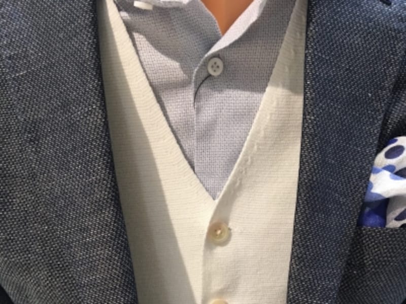 スリーピーススーツのベスト型をしたサマーニット。明るい色であってもニット素材特有の柔らかい印象でキザに見えない。