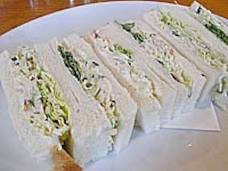 シャキシャキ野菜がたっぷりのコールスローサンド420円