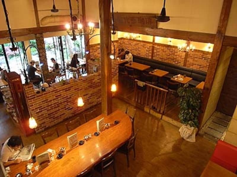 天井が高く、日本庭園もあり居心地がいい。禁煙席、テラス席もある