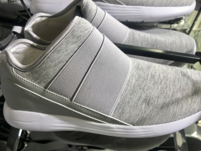 今季GUで発見したエラスティックスニーカー。ハイブランドのみならず、ファストファッションにまで浸透している。