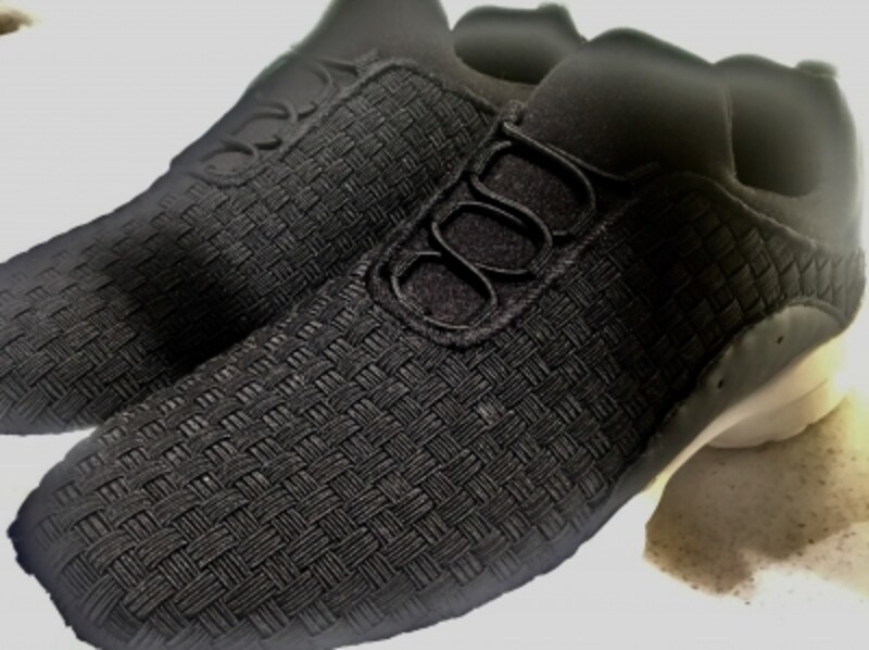 エラスティックバンドは見当たりませんが、紐の先端がないゴム紐タイプの新型スニーカー。ZARAで発見！