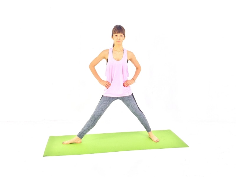 両手を腰に添え、足を1.2メートルほど開きましょう