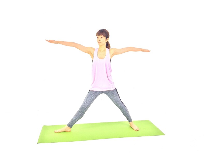 両手を肩の高さに伸ばし、右つま先は正面に向け、左つま先は左側にむけます。