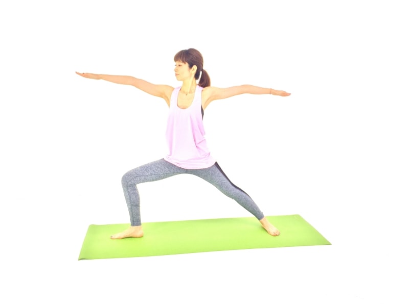 息を吐きながら、右膝を90度を目安に深く曲げます。