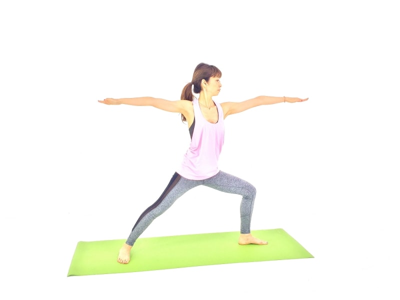 息を吐きながら、左膝を90度を目安に深く曲げます。