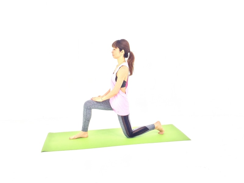 立て膝の姿勢から、右足を前におろし、左膝を床につけて姿勢を整えます。