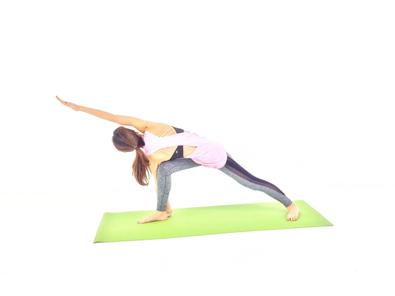 左膝を床から離し、バランスをキープ。吐く息を長くして肩、首の力をゆるめましょう