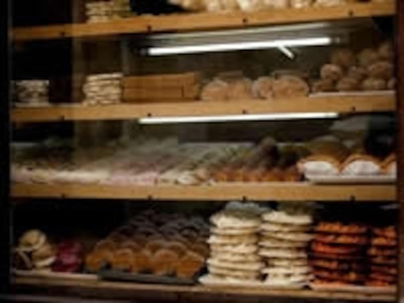 砂糖たっぷりのパンやお菓子が並ぶショーウィンドウ(C) Colombia's Tourism Official Portal