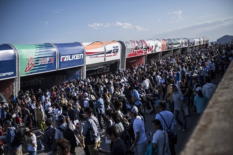 ハンガーウォークの賑わいundefinedJason Halayko/Red Bull Content Pool