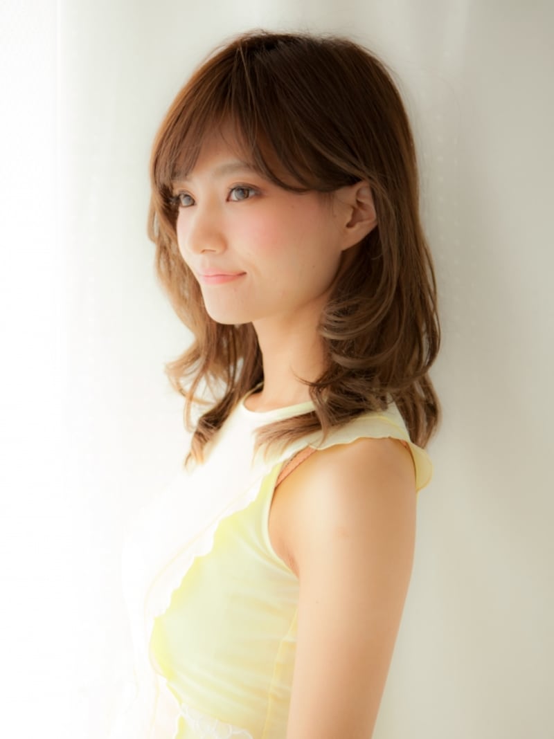 おでこが狭い人に似合う前髪ありのミディアムヘア