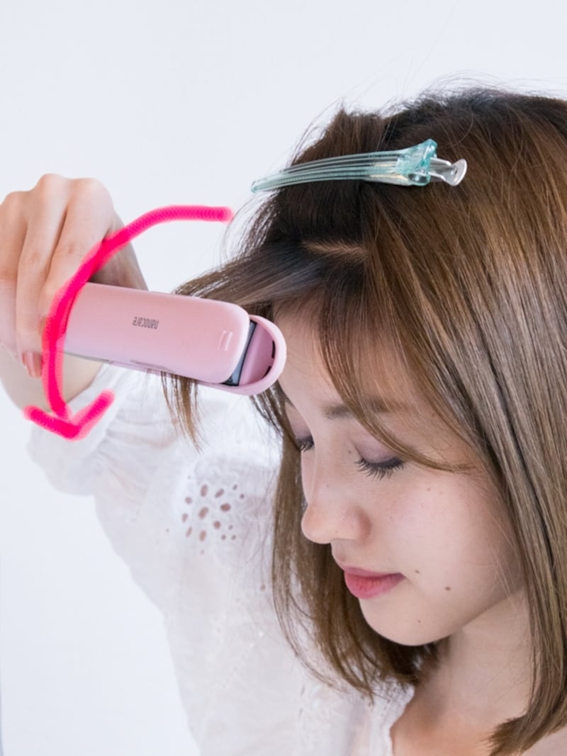 大きく弧を描くように