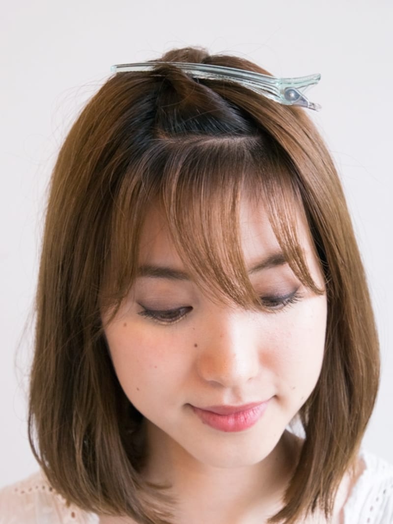 前髪を上下に分け、下の段を3つの毛束に分けるの3つに分ける