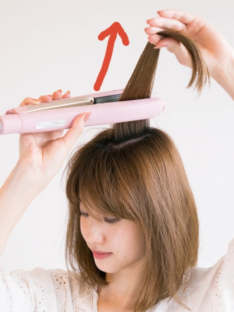 表面の髪は真上にして挟む