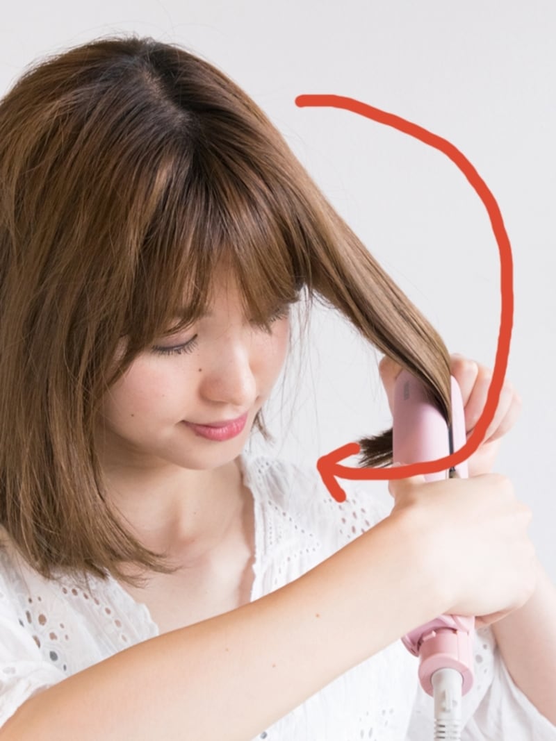 中間部分からはさみ、毛先の方へ