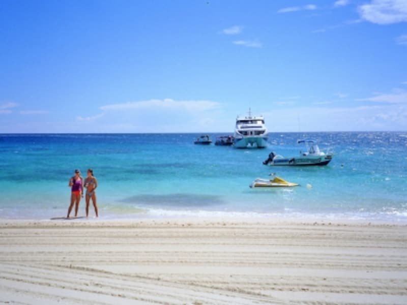 フィジー、ママヌザ諸島に浮かぶ小さな島、ビーチコンバー島。滞在客向けのマリンスポーツ設備が整っているのがうれしい。