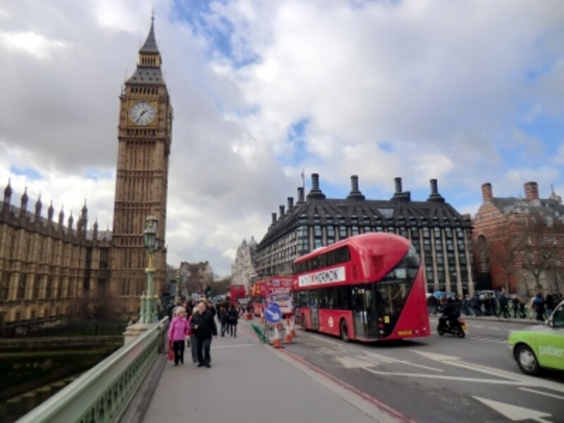 おなじみロンドンのシンボル、二階建てバスとビッグベン