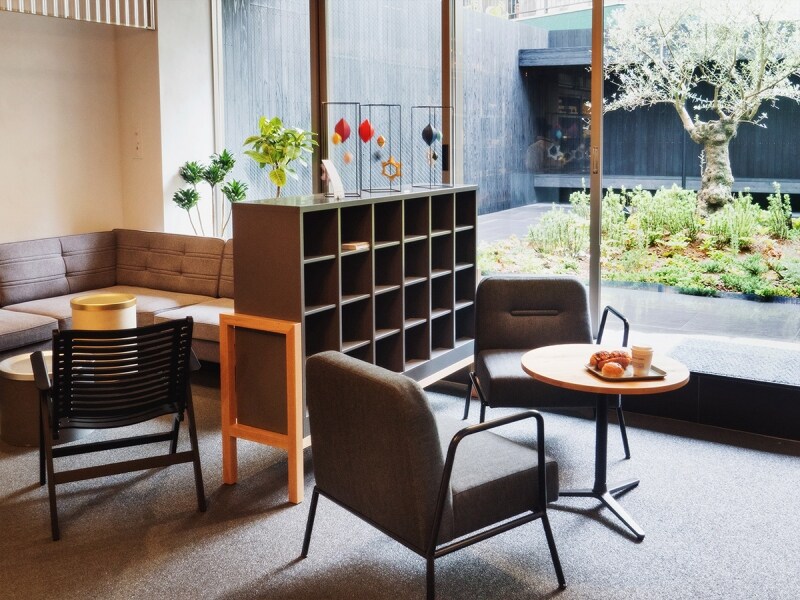 家具はコクヨ製品をカスタマイズ家具もすべてコクヨ製品。インテリアのテーマは「暮ら  しの実験室」。オフィスや医療、学校用の家具がうまくカスタマイズして使われています。