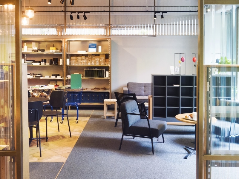 透明なパーティションは、自転車置き場の屋根などに使われるポリカ波板。