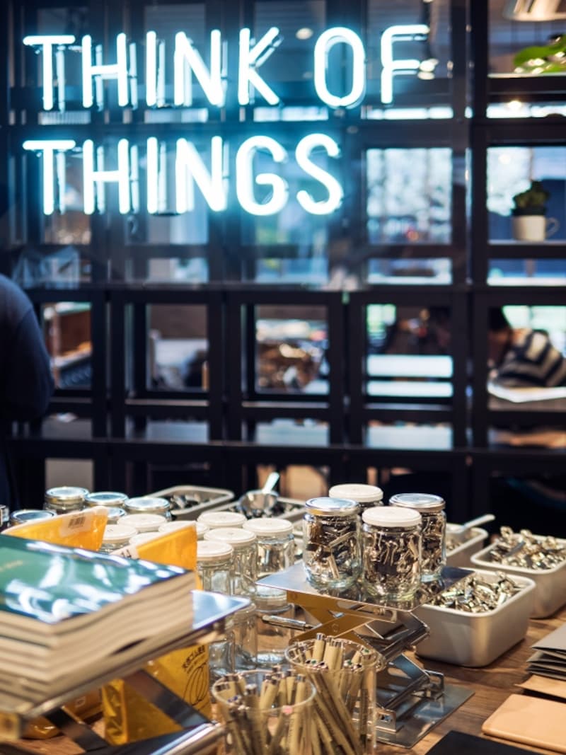 販売スペースには独自の視点でセレクトした文具や雑貨が並びます。