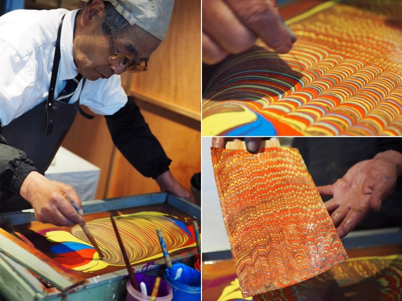 液体の上に4色の顔料を浮かべ、専用のくしや針を使ってマーブル模様を描いていきます。