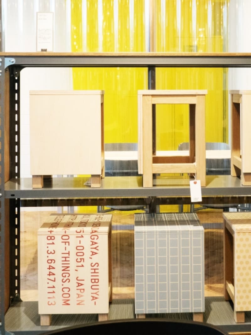 シンプルな木製の椅子に自分でペイントをほどこせば、また新たな表情が生まれます。